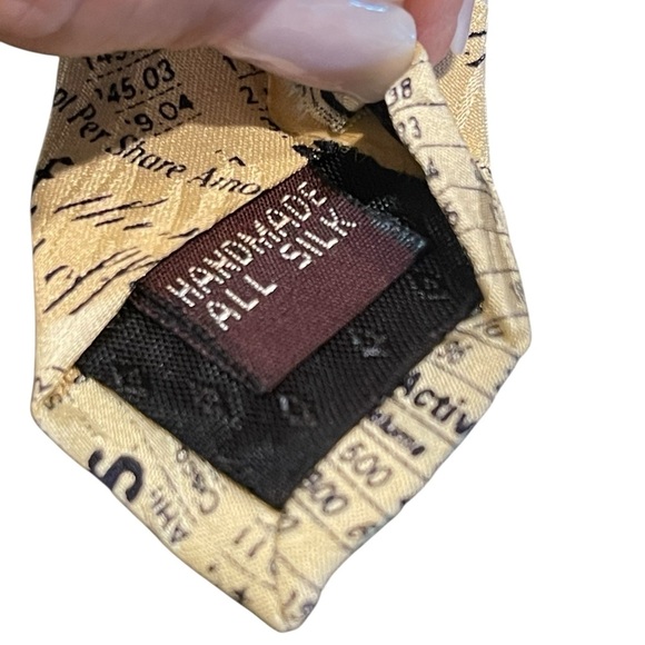 📈📊100% Silk Wall Street themed tie with black & white print. Equity, Earnings… - Picture 3 of 7